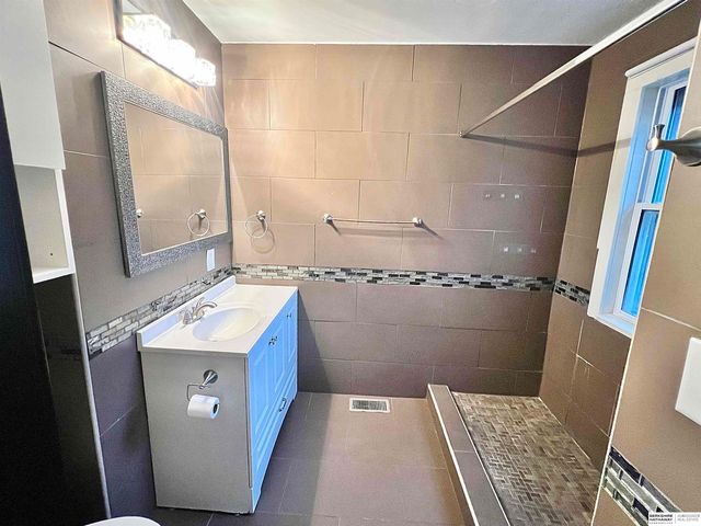 4231 F Street, Omaha, NE 68107