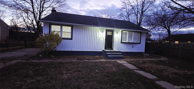 33 Silverpine Drive, Amityville, NY 11701