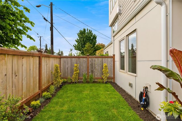 12002 Greenwood Avenue N, Seattle, WA 98133