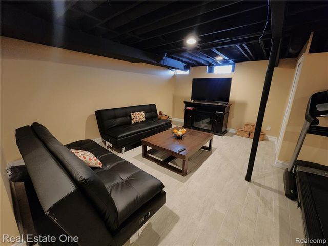 45529 Essex Drive, Macomb, MI 48044