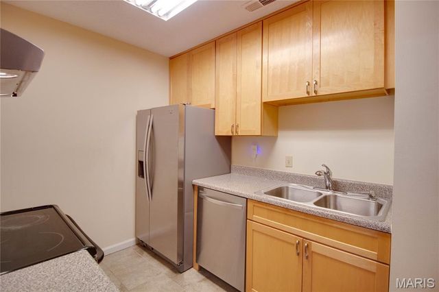 9041 N Swan Circle, Brentwood, MO 63144