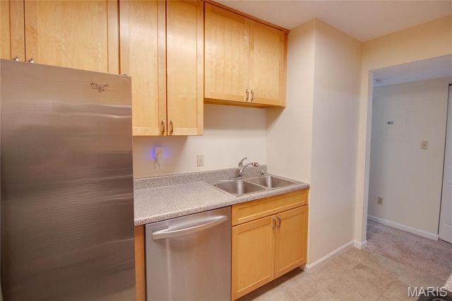 9041 N Swan Circle, Brentwood, MO 63144