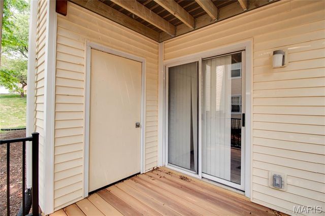 9041 N Swan Circle, Brentwood, MO 63144