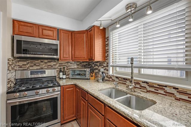 2850 Roundtree Drive, Troy, MI 48083