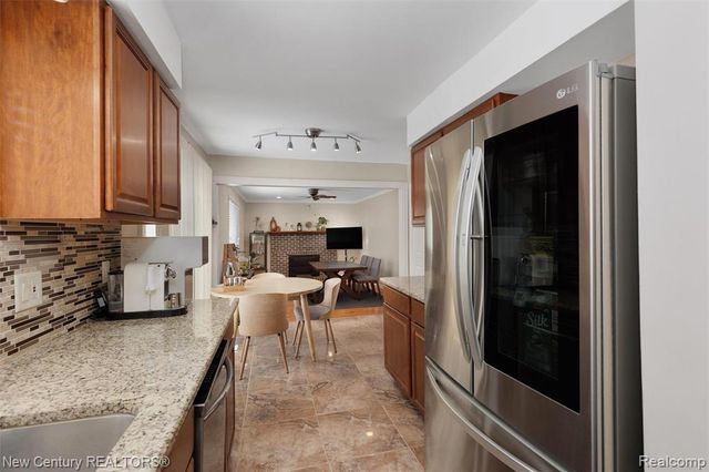 2850 Roundtree Drive, Troy, MI 48083