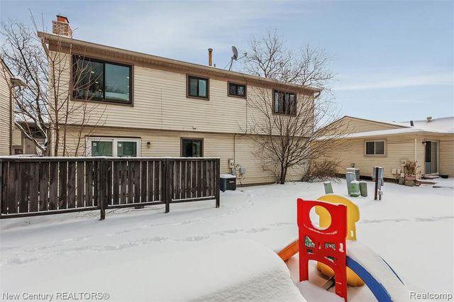 2850 Roundtree Drive, Troy, MI 48083