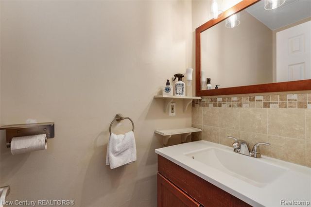 2850 Roundtree Drive, Troy, MI 48083