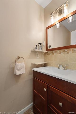 2850 Roundtree Drive, Troy, MI 48083