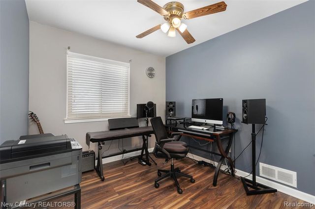 2850 Roundtree Drive, Troy, MI 48083