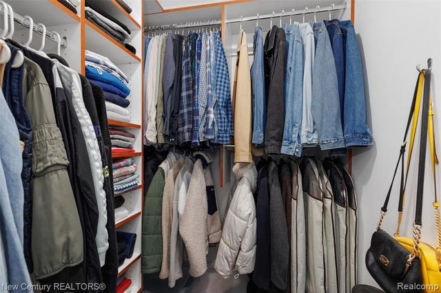 2850 Roundtree Drive, Troy, MI 48083