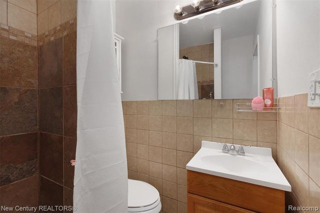 2850 Roundtree Drive, Troy, MI 48083