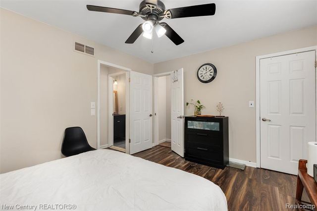 2850 Roundtree Drive, Troy, MI 48083