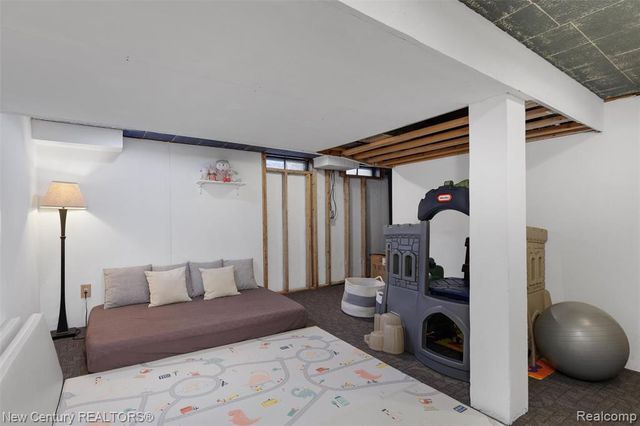 2850 Roundtree Drive, Troy, MI 48083