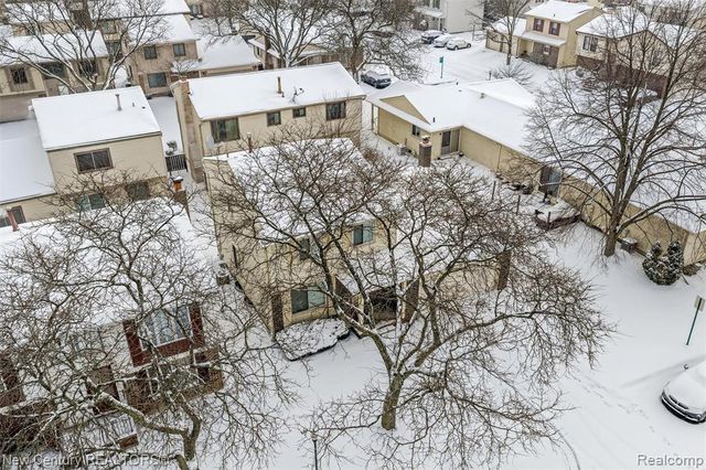 2850 Roundtree Drive, Troy, MI 48083