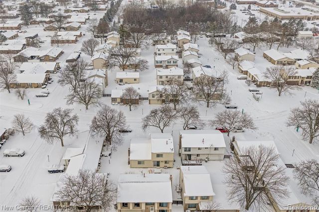 2850 Roundtree Drive, Troy, MI 48083