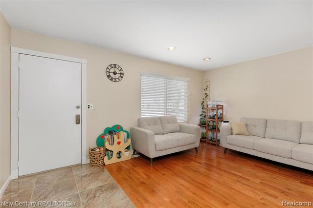 2850 Roundtree Drive, Troy, MI 48083