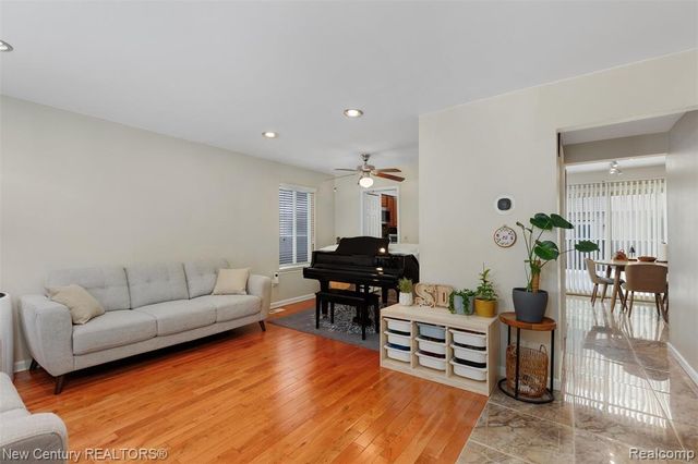 2850 Roundtree Drive, Troy, MI 48083