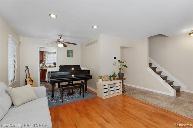 2850 Roundtree Drive, Troy, MI 48083