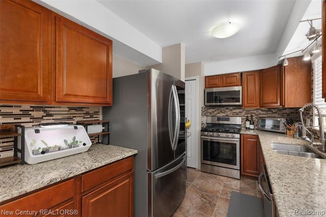 2850 Roundtree Drive, Troy, MI 48083