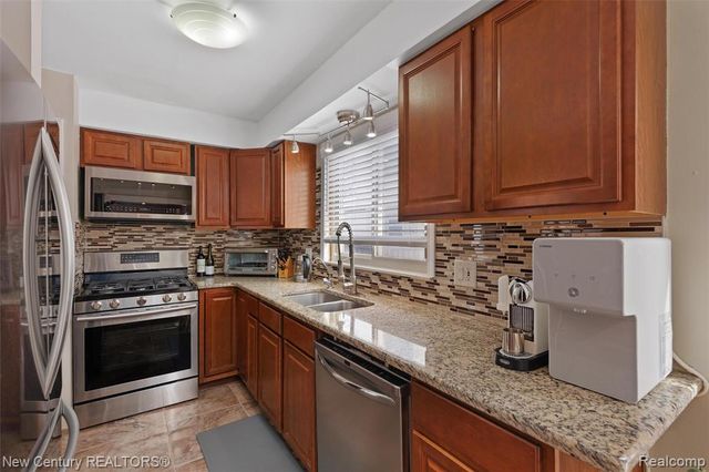 2850 Roundtree Drive, Troy, MI 48083