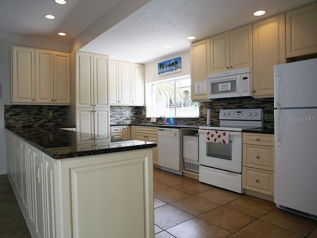 7701 STARKEY ROAD 324, Seminole, FL 33777