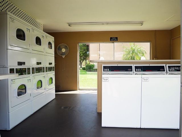 7701 STARKEY ROAD 324, Seminole, FL 33777
