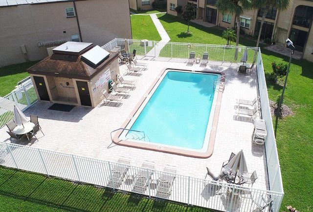 7701 STARKEY ROAD 324, Seminole, FL 33777