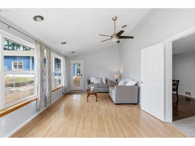 103 KINGSLEY Dr, Castle Rock, WA 98611