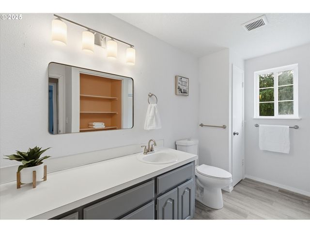 103 KINGSLEY Dr, Castle Rock, WA 98611