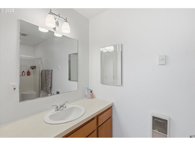 103 KINGSLEY Dr, Castle Rock, WA 98611