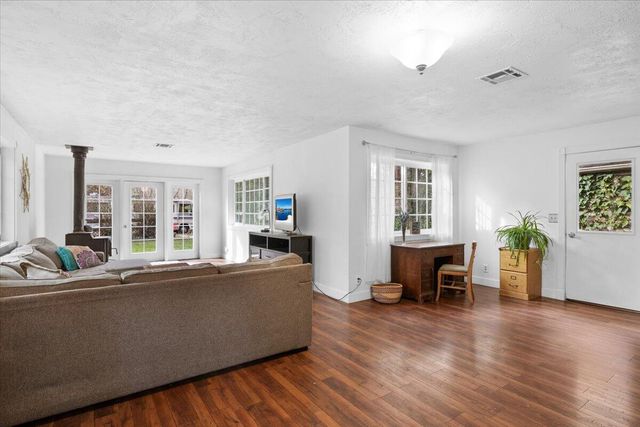 3072 Griffin Creek Road, Medford, OR 97501