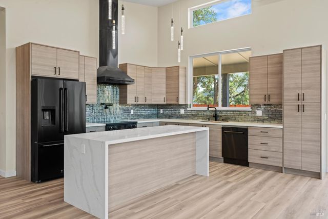 868 Sanel Dr, Ukiah, CA 95482