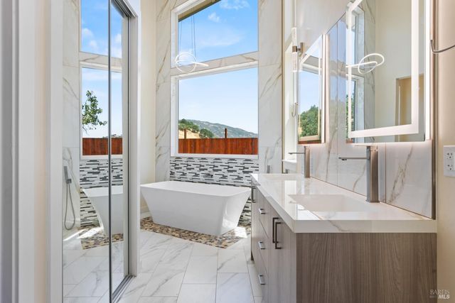 868 Sanel Dr, Ukiah, CA 95482