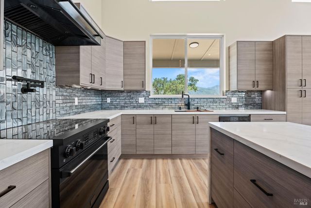 868 Sanel Dr, Ukiah, CA 95482