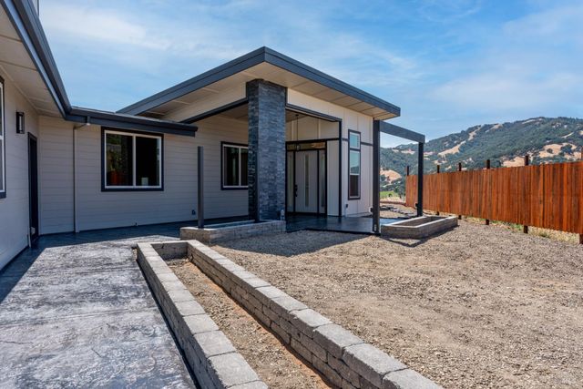 868 Sanel Dr, Ukiah, CA 95482