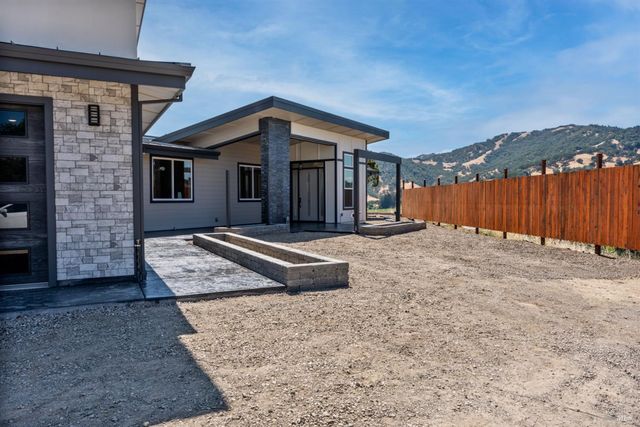 868 Sanel Dr, Ukiah, CA 95482