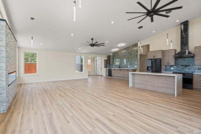 868 Sanel Dr, Ukiah, CA 95482