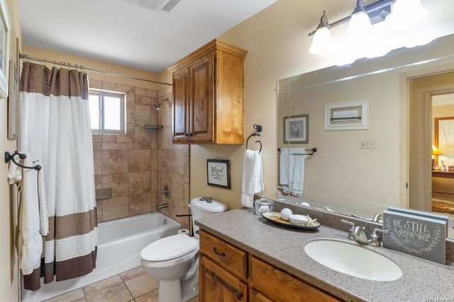 647 Funf Kinder Rd, Fredericksburg, TX 78624
