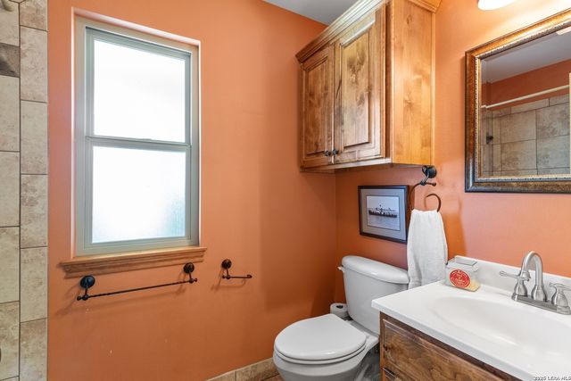 647 Funf Kinder Rd, Fredericksburg, TX 78624