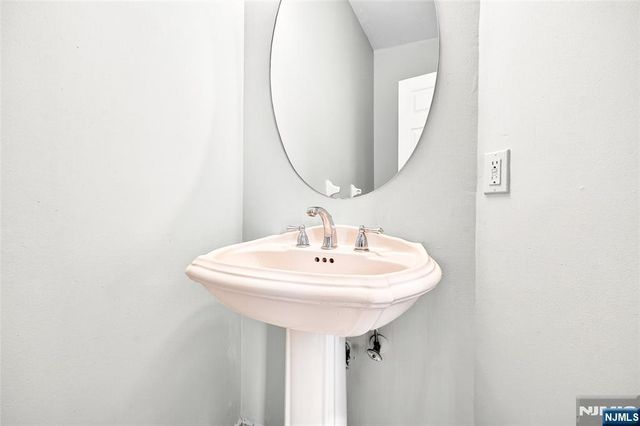 12 Robyn Court, Emerson, NJ 07630