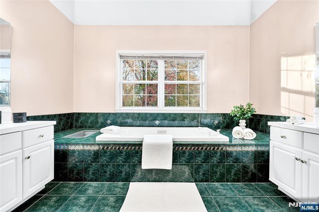 12 Robyn Court, Emerson, NJ 07630