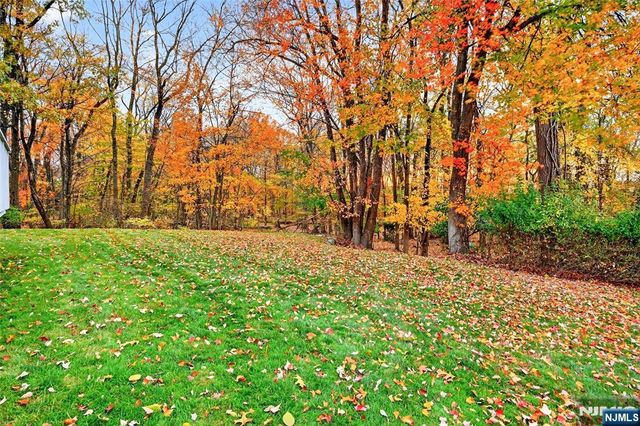 12 Robyn Court, Emerson, NJ 07630