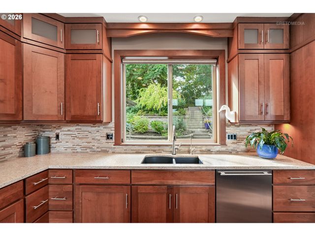 1214 Sw OPHELIA St, Portland, OR 97219