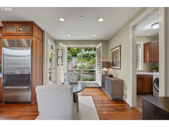 1214 Sw OPHELIA St, Portland, OR 97219