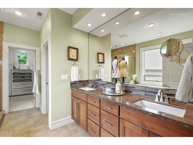 1214 Sw OPHELIA St, Portland, OR 97219