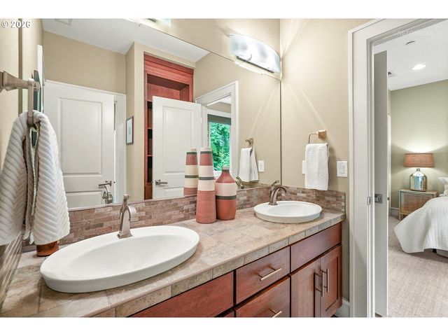 1214 Sw OPHELIA St, Portland, OR 97219