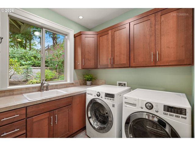 1214 Sw OPHELIA St, Portland, OR 97219