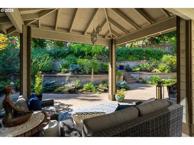 1214 Sw OPHELIA St, Portland, OR 97219