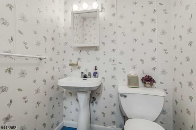 11 Wood Dr, Parsippany-troy Hills Twp., NJ 07950