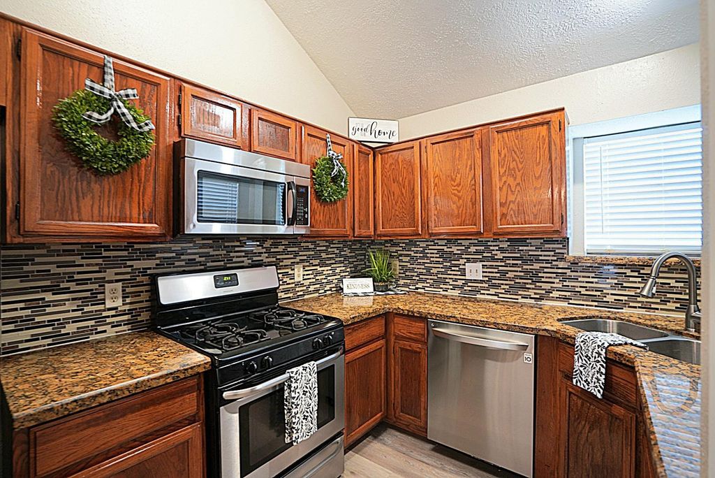 133 Cotton Drive, Lake Jackson, TX 77566